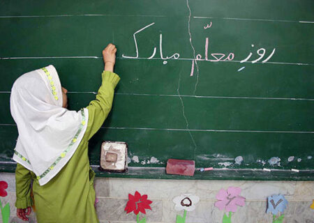 معلم نماد توسعه و شکوفایی جامعه هستند